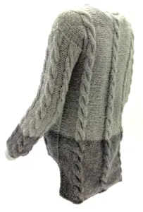 Sweater m. enkelte snoninger Gep.Da-14-11